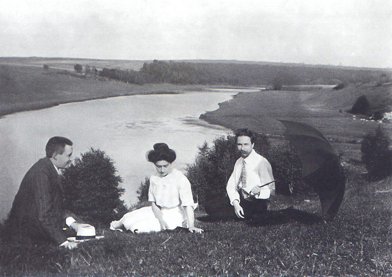 800px-Alexander_Scriabin,_Tatiana_Schloezer_and_Leonid_Sabaneev_on_the_banks_of_the_Oka_River